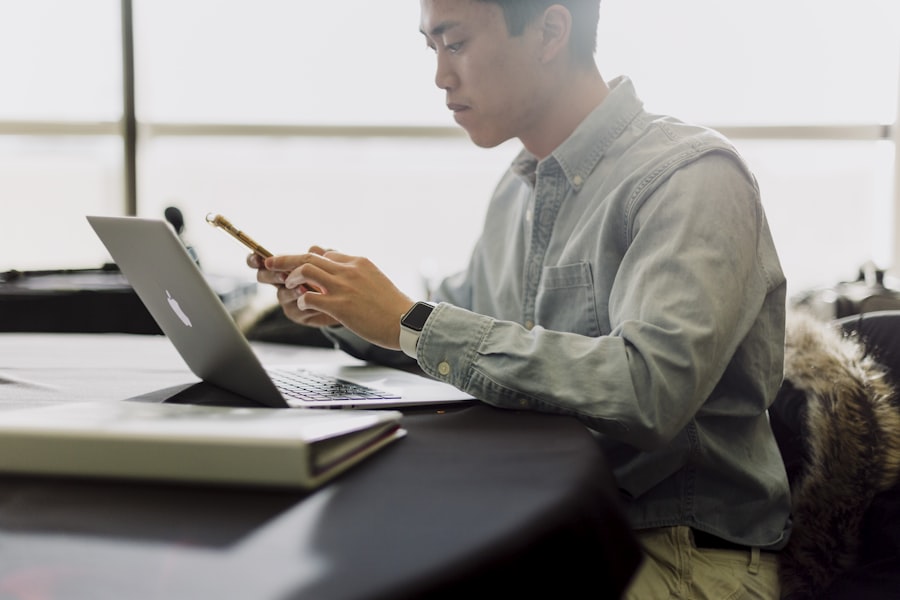 男性が仕事用PCを確認しているイメージ
