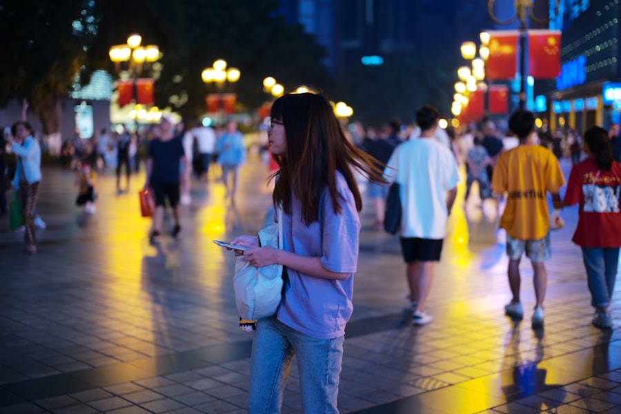 夜の街でスマートフォンを確認する女性のイメージ
