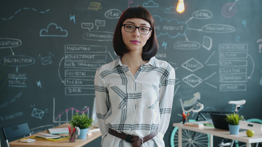オフィスで前向きに働く女性のイメージ